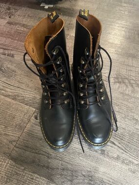 Dr. Martens - The Leona